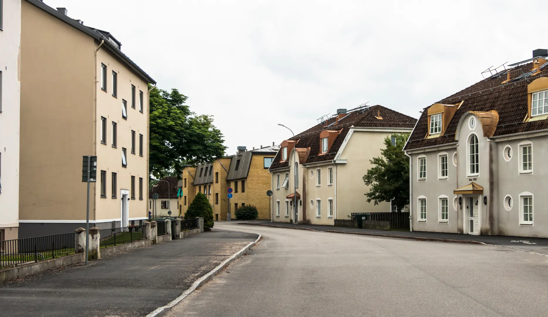 Bostadsgata med äldre flerbostadshus och villor i centrala Borås